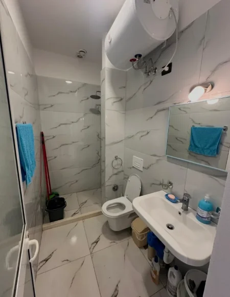 Tirane, shitet garsonier 1+1 Kati -1, 43 m² 5.500.000 € (Rruga Muhamet Deliu)