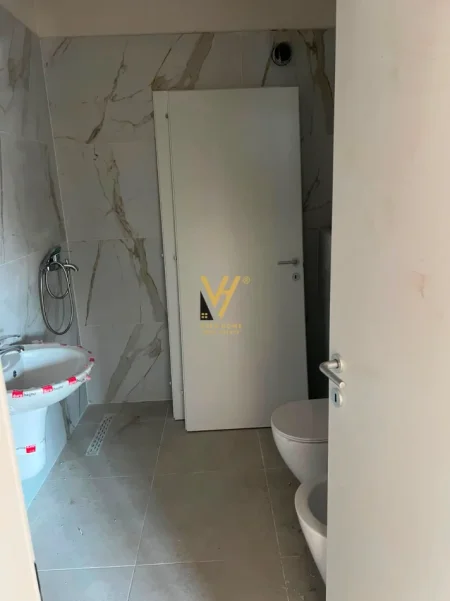 Tirane, shitet apartament 2+1+Ballkon Kati 1, 93 m² 168.000 € (YZBERISHT)
