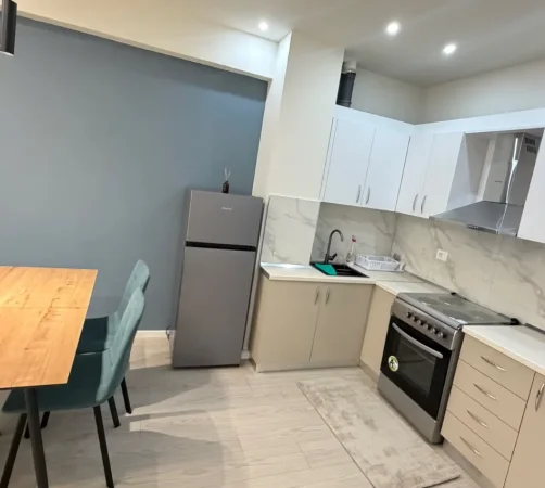 Tirane, jepet me qera apartament 1+1 , 65 m² 650 € 