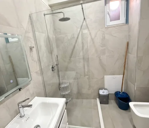 Tirane, jepet me qera apartament 1+1 , 65 m² 650 € 