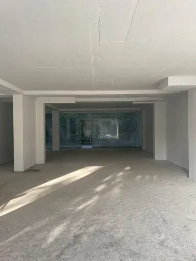 Tirane, shitet dyqan Kati 0, 153 m² 350.000 € (liqeni i thate)