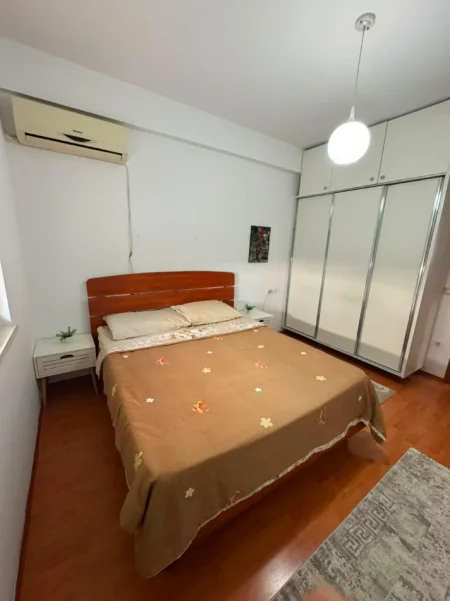 Tirane, jepet me qera apartament 1+1 Kati 3, 65 m² 550 € (KOMUNA E PARISIT)