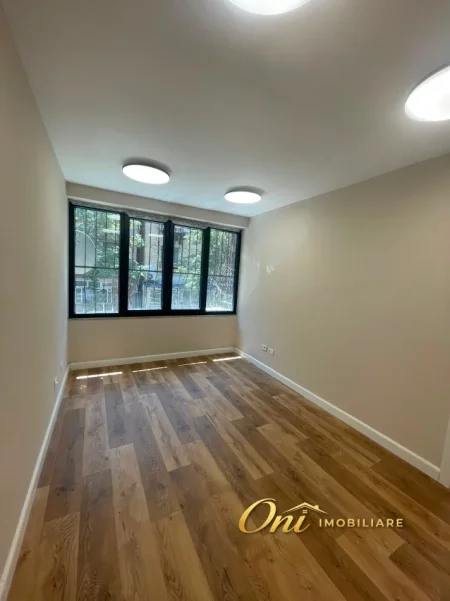 Tirane, jepet me qera zyre Kati 1, 110 m² 1.200 € (RRUGA E KOSOVAREVE)