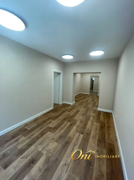 Tirane, jepet me qera zyre Kati 1, 110 m² 1.200 € (RRUGA E KOSOVAREVE)