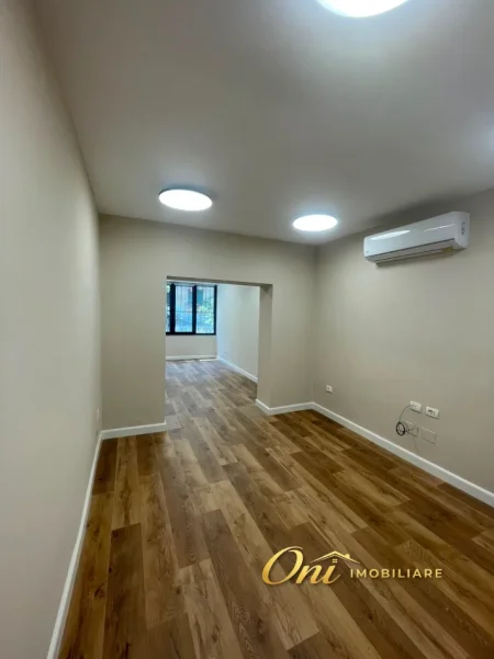 Tirane, jepet me qera zyre Kati 1, 110 m² 1.200 € (RRUGA E KOSOVAREVE)