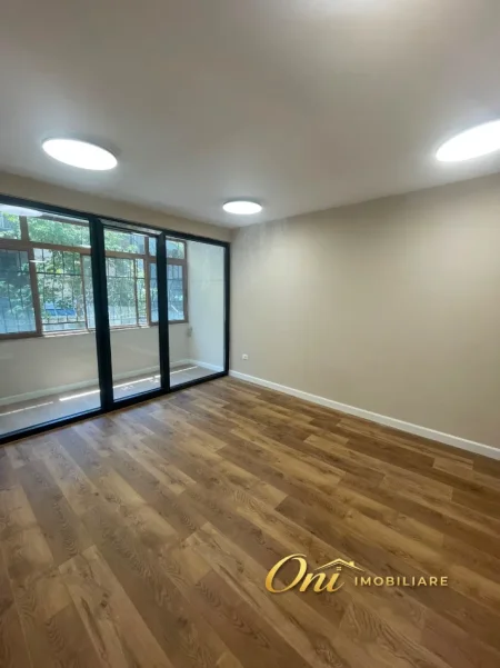 Tirane, jepet me qera zyre Kati 1, 110 m² 1.200 € (RRUGA E KOSOVAREVE)
