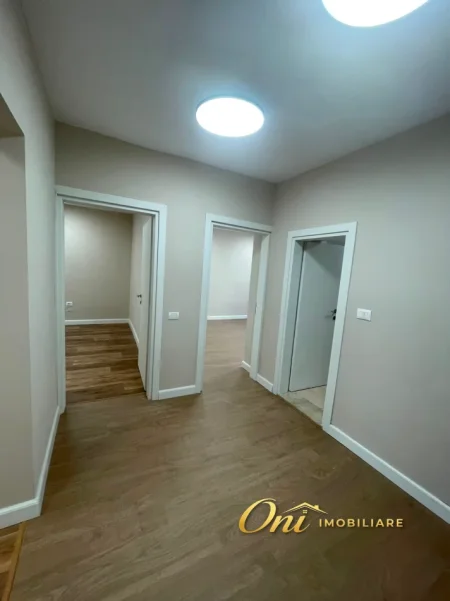 Tirane, jepet me qera zyre Kati 1, 110 m² 1.200 € (RRUGA E KOSOVAREVE)