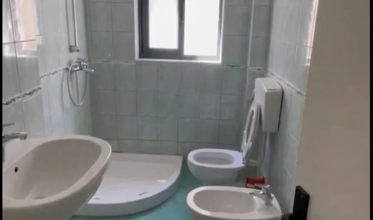 Tirane, jepet me qera zyre Kati 3, 70 m² 650 € 