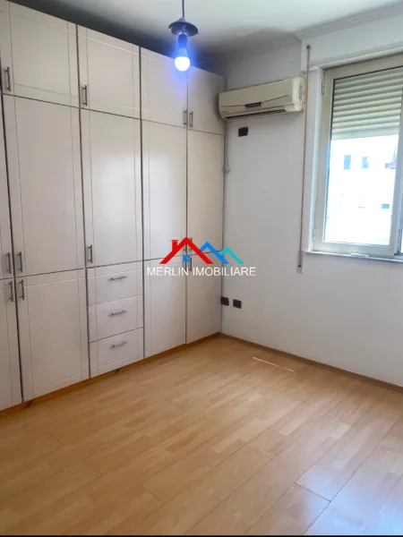 Tirane, jepet me qera apartament 2+1+Ballkon Kati 8, 92 m² 600 € (BULEVARDI ZHAN DARK)