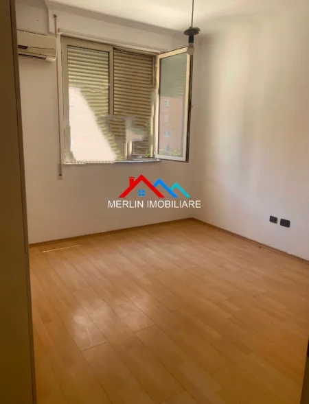 Tirane, jepet me qera apartament 2+1+Ballkon Kati 8, 92 m² 600 € (BULEVARDI ZHAN DARK)