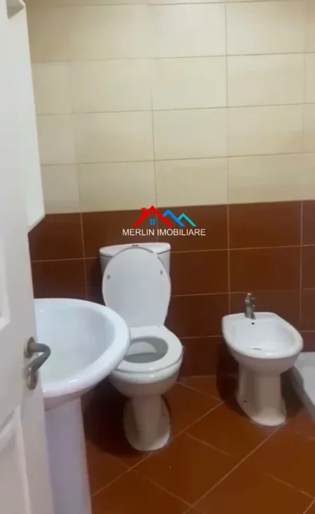 Tirane, jepet me qera apartament 2+1+Ballkon Kati 8, 92 m² 600 € (BULEVARDI ZHAN DARK)