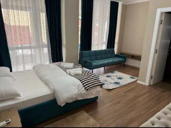 Tirane, jepet me qera apartament 2+1 Kati 1, 110 m² 800 € (QENDER)
