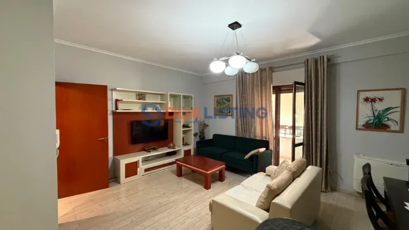 Tirane, jepet me qera apartament 1+1 , 650 € (Komuna e Parisit)