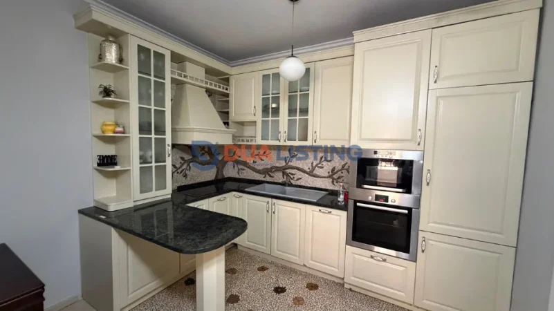 Tirane, jepet me qera apartament 1+1 , 650 € (Komuna e Parisit)