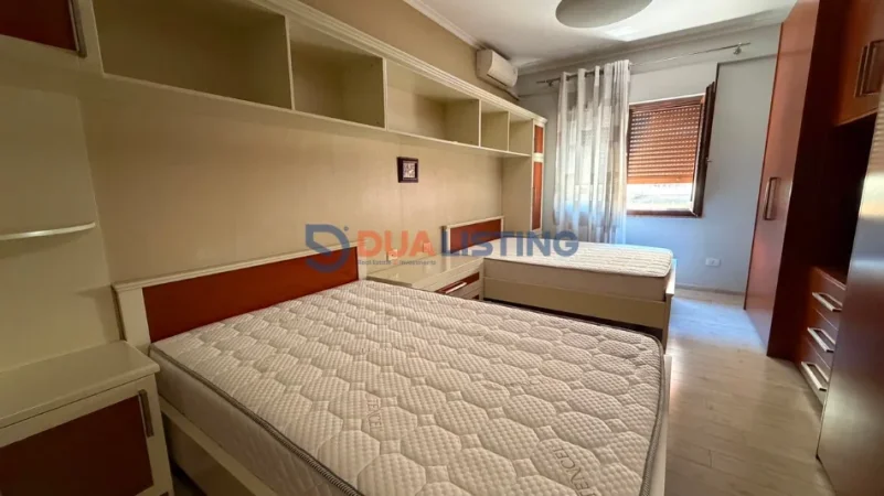 Tirane, jepet me qera apartament 1+1 , 650 € (Komuna e Parisit)