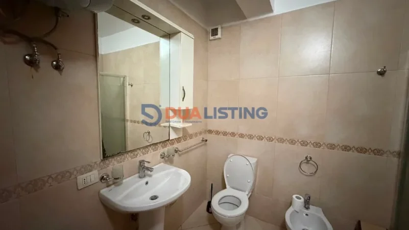 Tirane, jepet me qera apartament 1+1 , 650 € (Komuna e Parisit)