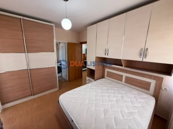 Tirane, jepet me qera apartament 1+1 , 550 € (Laprake)