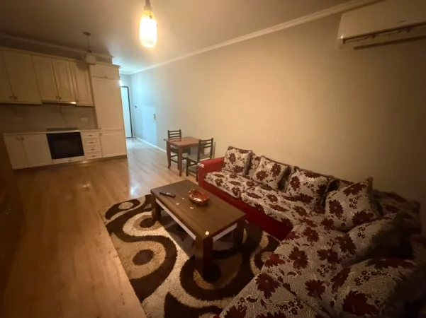 Tirane, jepet me qera apartament 1+1+Ballkon Kati 3, 65 m² 500 € (Laprake)