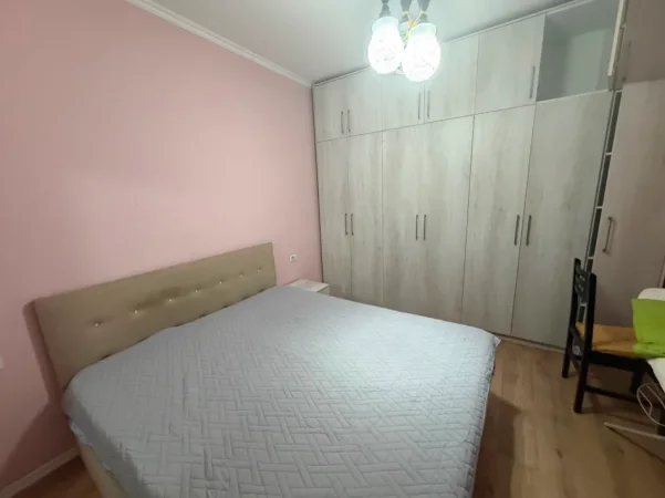 Tirane, jepet me qera apartament 1+1+Ballkon Kati 3, 65 m² 500 € (Laprake)