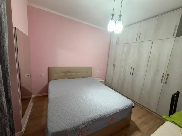 Tirane, jepet me qera apartament 1+1+Ballkon Kati 3, 65 m² 500 € (Laprake)