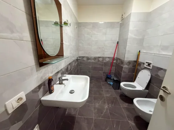Tirane, jepet me qera apartament 1+1+Ballkon Kati 3, 65 m² 500 € (Laprake)