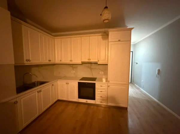 Tirane, jepet me qera apartament 1+1+Ballkon Kati 3, 65 m² 500 € (Laprake)