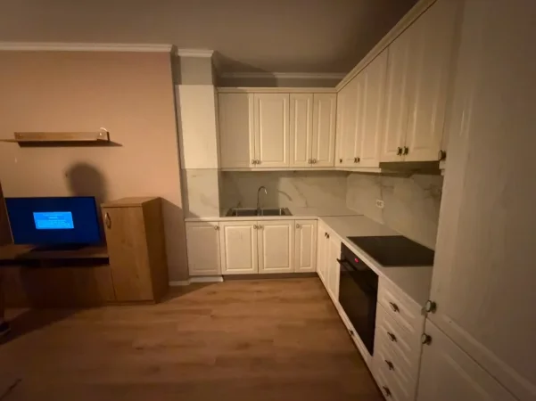 Tirane, jepet me qera apartament 1+1+Ballkon Kati 3, 65 m² 500 € (Laprake)