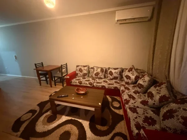 Tirane, jepet me qera apartament 1+1+Ballkon Kati 3, 65 m² 500 € (Laprake)