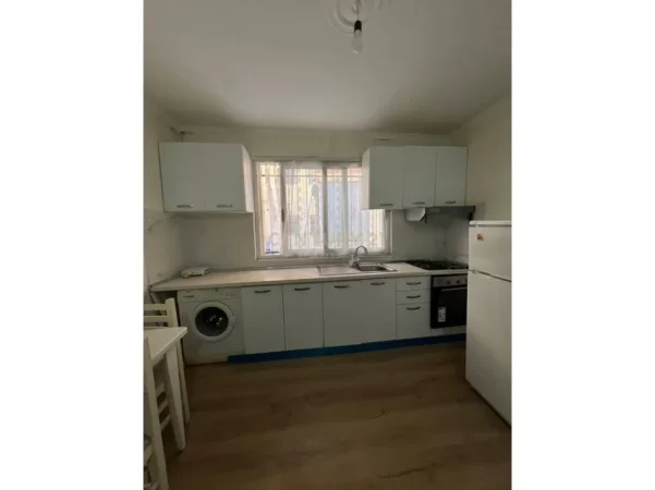 Tirane, jepet me qera 2+1 Kati 2, 65 m² 500 € 