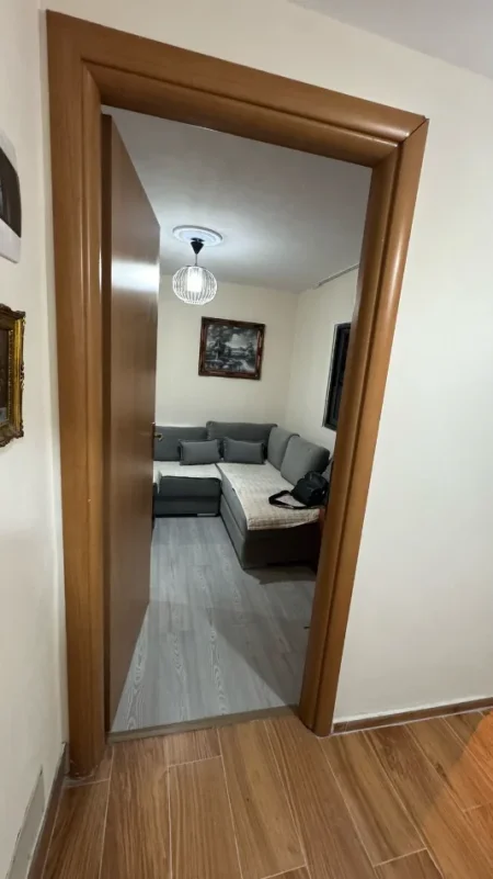 Tirane, jepet me qera apartament 1+1 Kati 1, 55 m² 350 € (Kinostudio)