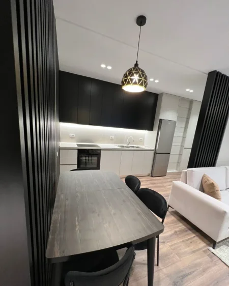 Tirane, jepet me qera apartament 2+1 Kati 7, 84 m² 700 € (ISH FUSHA E AVIACIONIT)