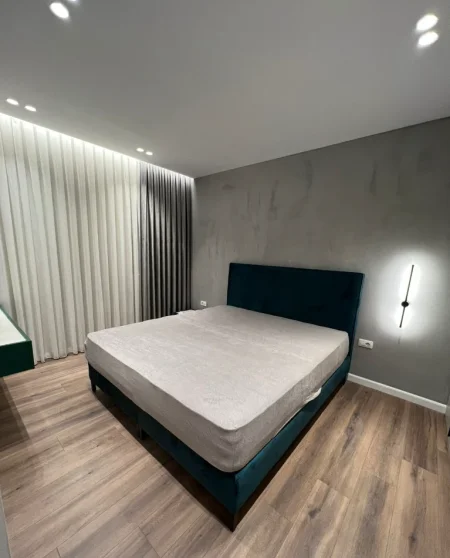 Tirane, jepet me qera apartament 2+1 Kati 7, 84 m² 700 € (ISH FUSHA E AVIACIONIT)