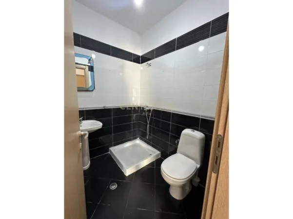 Tirane, jepet me qera apartament 3+1 Kati 2, 139 m² 500 € 