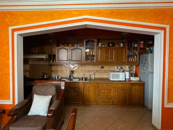 Tirane, jepet me qera apartament 2+1 Kati 8, 150 m² 600 € (Myslym Shyri)