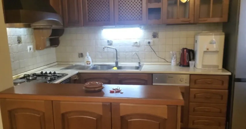 Tirane, jepet me qera apartament 3+1 Kati 7, 130 m² 1.000 € (RRUGA E ELBASANIT)
