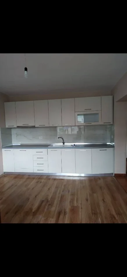 Jepet me qera apartament 1+1+Ballkon Kati 2, 50 m² 50.000 leke, (Rruga Muhamet Gjollesha, afer kryqezimit te 21 Dhjetorit dhe rruges Myslym Shyri)