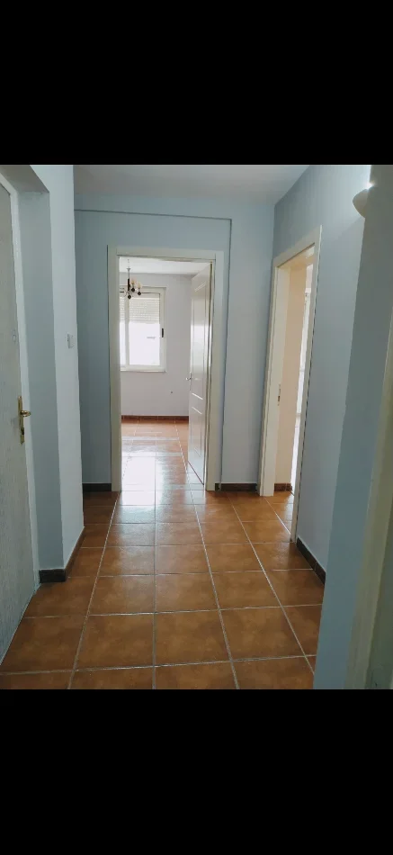 Jepet me qera apartament 1+1+Ballkon Kati 2, 50 m² 50.000 leke, (Rruga Muhamet Gjollesha, afer kryqezimit te 21 Dhjetorit dhe rruges Myslym Shyri)