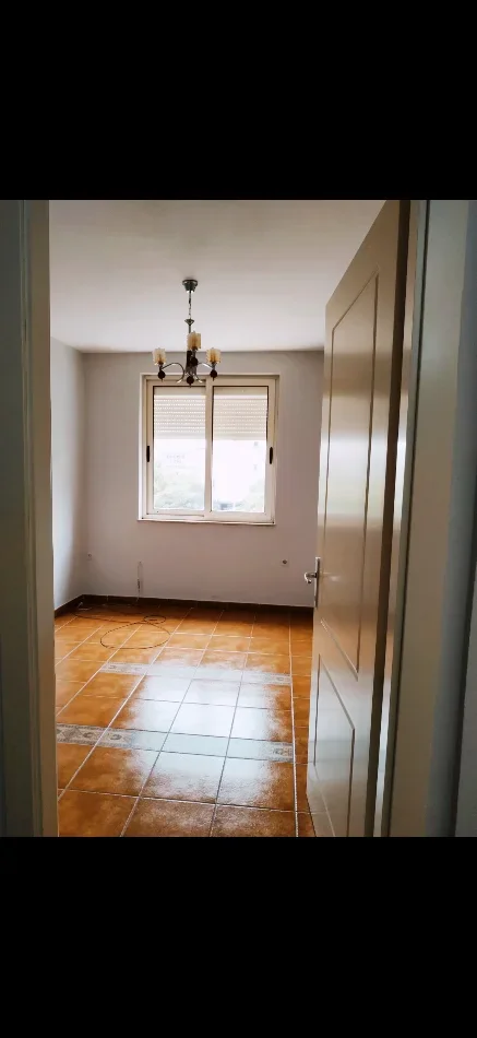 Jepet me qera apartament 1+1+Ballkon Kati 2, 50 m² 50.000 leke, (Rruga Muhamet Gjollesha, afer kryqezimit te 21 Dhjetorit dhe rruges Myslym Shyri)