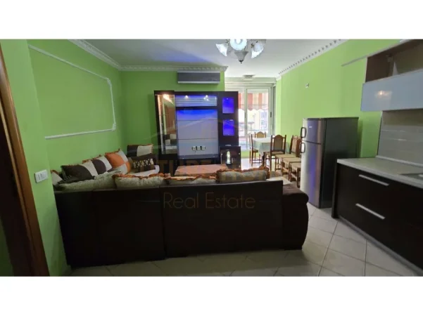 Tirane, jepet me qera apartament 2+1 Kati 1, 90 m² 550 € (UNAZA E RE)