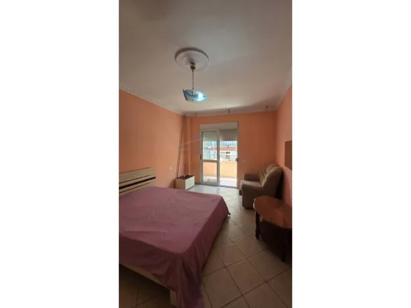 Tirane, jepet me qera apartament 2+1 Kati 1, 90 m² 550 € (UNAZA E RE)