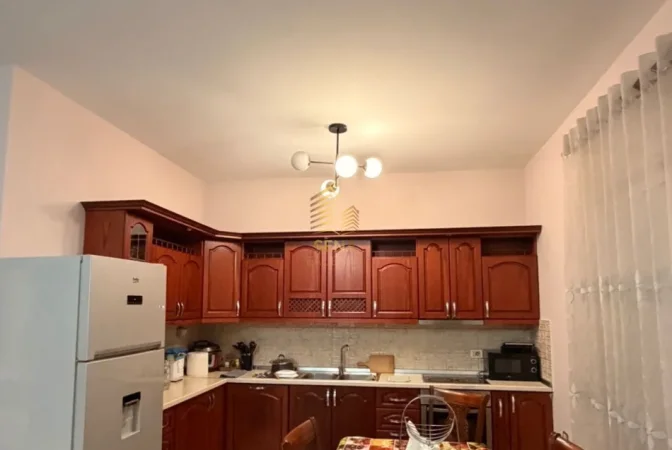 Tirane, jepet me qera apartament 2+1+Ballkon Kati 2, 100 m² 450 € (Univers City)