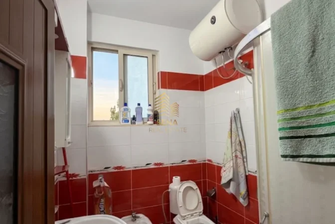 Tirane, jepet me qera apartament 2+1+Ballkon Kati 2, 100 m² 450 € (Univers City)
