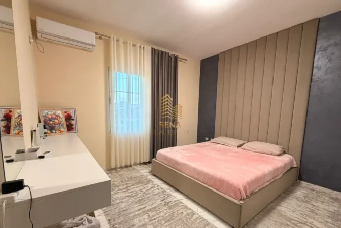 Tirane, jepet me qera apartament 2+1+Ballkon Kati 2, 100 m² 450 € (Univers City)