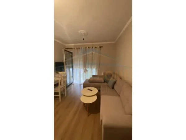 Tirane, jepet me qera apartament 2+1 Kati 2, 90 m² 400 Euro (UNAZA E RE)