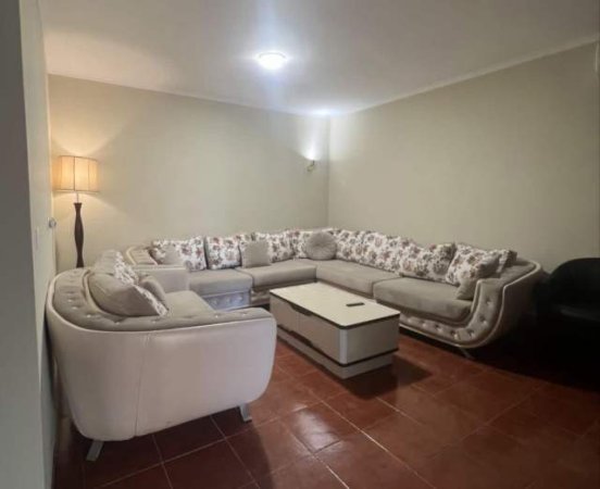 Apartament 3+1 me qera - Komuna e Parisit (Kika 1)