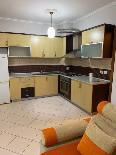 Tirane, jepet me qera apartament 1+1 Kati 5, 80 m² 450 Euro (rruga e kavajes)