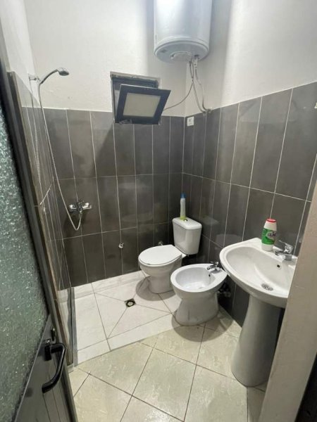 Shtepi me qera tek Bulevardi i Ri(rruge kryesore) 30.000 Leke (Siri Kodra)