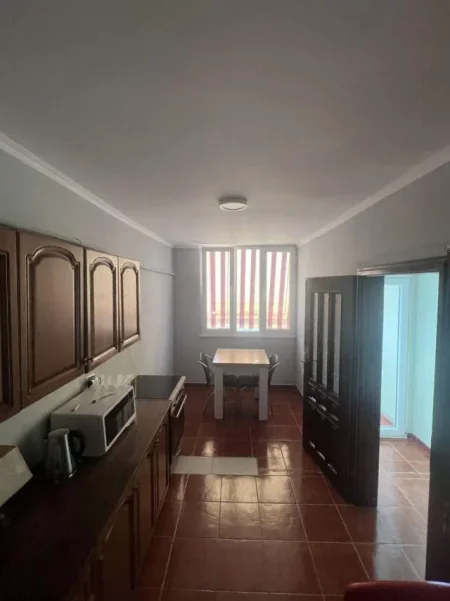 Tirane, jepet me qera apartament 3+1+BLK 700 Euro (Kompleksi Kika 1)