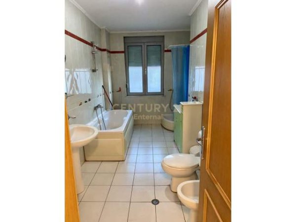 Tirane, jepet me qera 2+1 100 m² 600 Euro