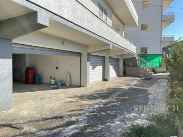 Tirane, jepet me qera Vile 5+1+BLK Kati 4, 1.600 m² 2.300 Euro (Sauk i Ri)